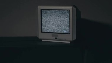 Kırık Televizyon - Karanlık Oda 'da Siyah Masada Eski Gümüş TV