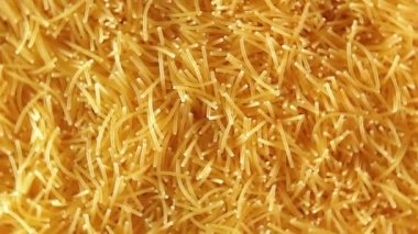 Saat Yönünün Tersinde Dönen Pişmemiş Erişteler