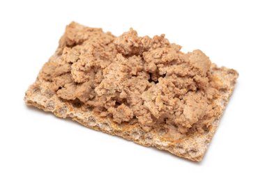 Beyaz üzerine tavuk ezmeli çıtır sandviç.