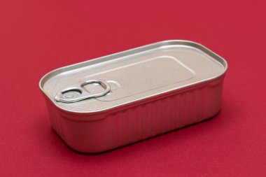 Kırmızı Arkaplanda Boş Kenarlı Olmayan Teneke Kutu