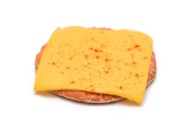 Sandwich crujiente de galletas con queso y pimentón - Aislamiento — Foto de Stock