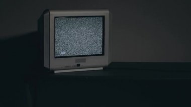 Kırık Televizyon - Karanlık Oda 'da Siyah Masada Eski Gümüş TV