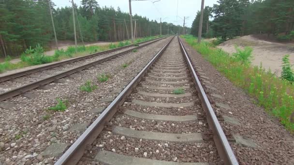 Movimento suave ao longo da estrada de ferro europeia — Vídeo de Stock