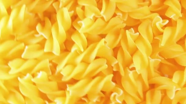 Fusilli crudi Rotazione dello sfondo della pasta — Video Stock