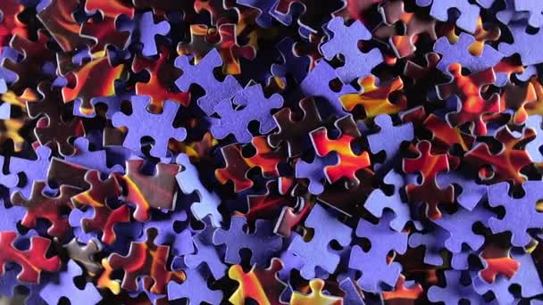 Achtergrond van gekleurde puzzelstukjes die langzaam met de klok mee draaien — Stockvideo