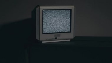 Kırık Televizyon - Karanlık Oda 'da Siyah Masada Eski Gümüş TV