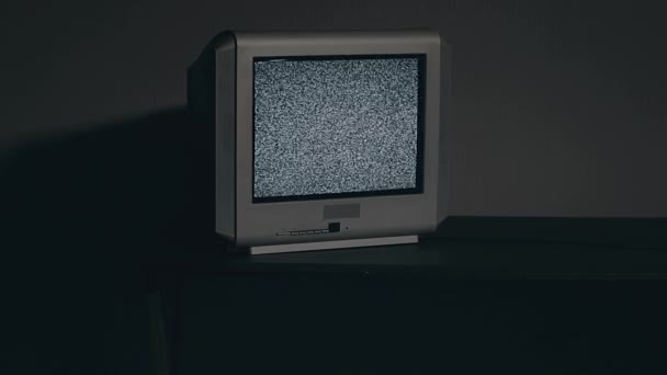 Broken Television - Παλιά Silver TV στο μαύρο τραπέζι στο σκοτεινό δωμάτιο — Αρχείο Βίντεο