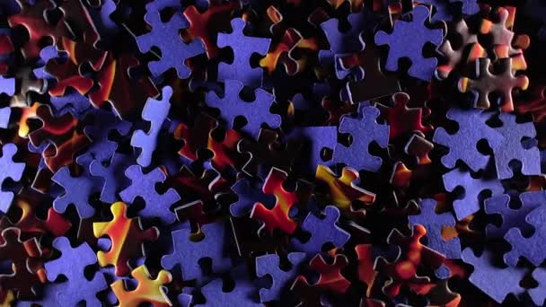 Fond de pièces de puzzle colorées qui tournent lentement dans le sens des aiguilles d'une montre — Video