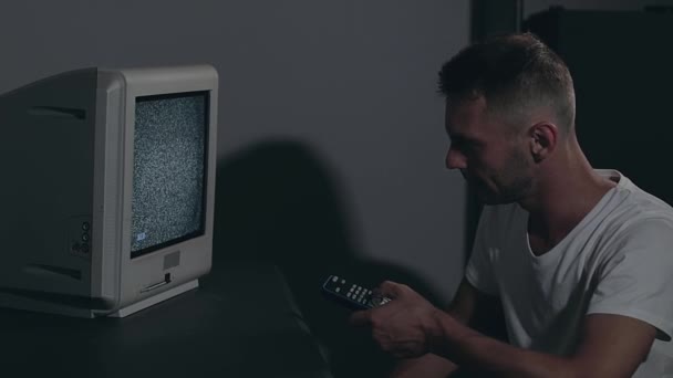 Észkontroll - Zombified Man in White T-shirt Kapcsolók Csatornák a TV-ben — Stock videók