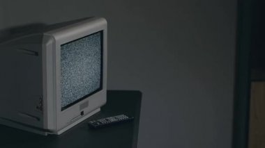 Kırık Televizyon - Karanlık Oda 'da Siyah Masada Eski Gümüş TV