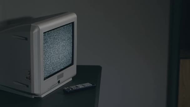 Broken Television - Oude zilveren tv op zwarte tafel in donkere kamer — Stockvideo