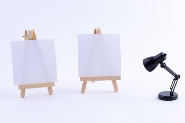 Boş Beyaz Kare Tuvalli İki Tahta Şahin Minyatürü