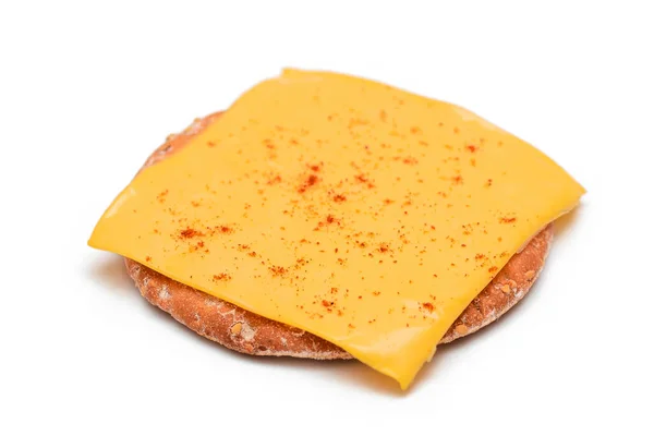 Peynirli ve paprikalı çıtır krakerli sandviç - izolasyon — Stok fotoğraf