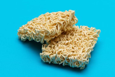 Mavi Arkaplanda Pişmemiş Anında Erişte