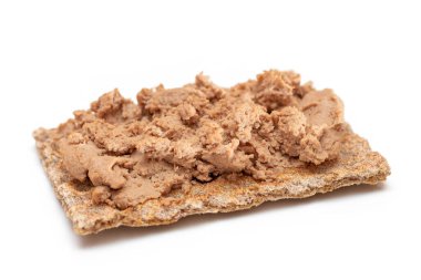 Beyaz üzerine tavuk ezmeli çıtır sandviç.