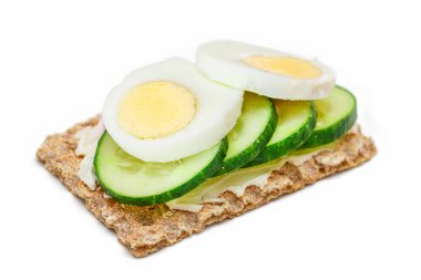 Taze salatalık, yumurta, krem peynir ve turplu tam tahıllı gevrek.