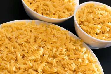 Beyaz Tabakta Pişmemiş Fusilli Makarna