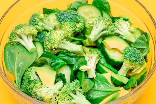 Insalata verde fresca di avocado, broccoli, spinaci e cetrioli per la disintossicazione del corpo — Foto Stock
