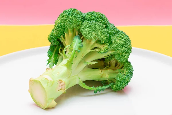 Brócoli fresco y crudo en White Dish. Col verde sin cocer —  Fotos de Stock