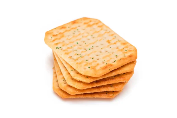 Knusprig gesalzene Cracker mit Grünen - isoliert — Stockfoto