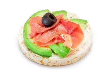 Taze Avokado, Jamon ve Zeytinli Pirinçli Sandviç.