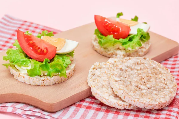 Рисовые бутерброды с помидорами, салатом и яйцом — стоковое фото