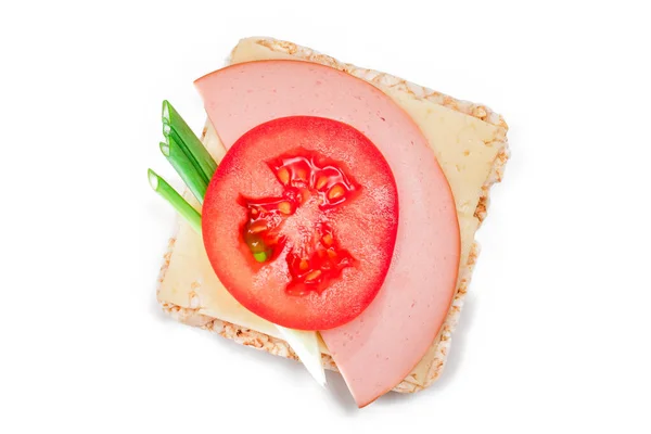 Рисовый сэндвич с помидорами, колбасой, зеленым луком и сыром - изолированный — стоковое фото