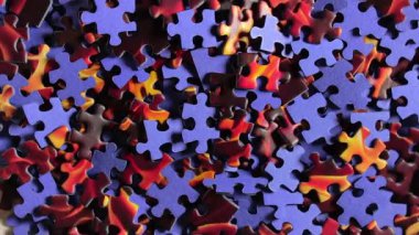 Yavaşça Saat Yönünün Tersine Dönen Renkli Yapboz Parçalarının Arkaplanı