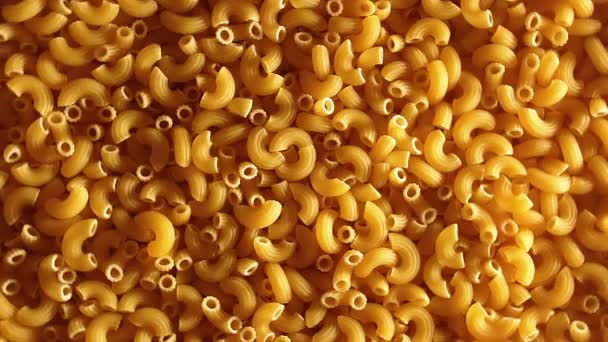 Невареная паста чипси-ригати, сухие макароны - вращающийся фон — стоковое видео