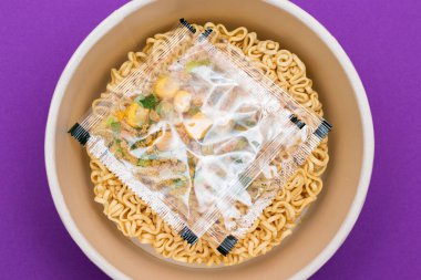 Menekşe Arkaplanda Pişmemiş Anında Erişte Paketi Açılıyor