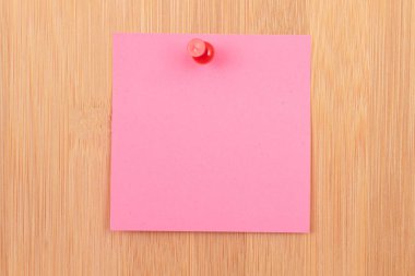 Tahta Mesaj Tahtasına Pembe Yapışkan Not