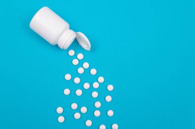 İlaç Endüstrisi ve İlaç Ürünleri - Mavi Arkaplanda Beyaz Haplar