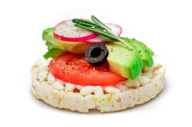 Avokado, domates, süzme peynir, zeytin ve turplu pirinç keki sandviçi.