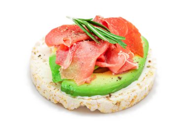 Taze Avokado, Jamon ve Rosemary ile Rice Cake Sandviçi