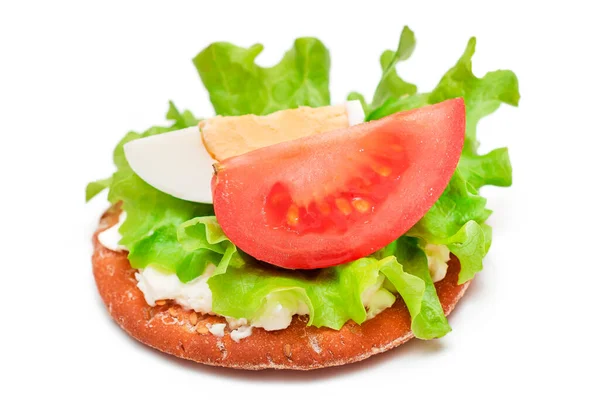 Knuspriges Cracker Sandwich mit Tomate, Salat und Ei - isoliert — Stockfoto