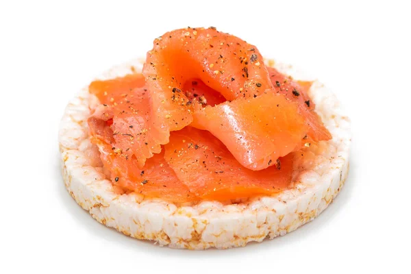 Сэндвич с рисовым пирогом и ломтиками свежего лосося на белом — стоковое фото