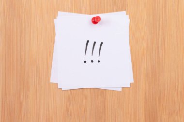 Tahta Mesaj Panosuna iliştirilmiş Üç Ünlem İşaretli Beyaz Yapışkan Notlar