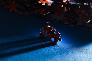 Mavi Arkaplanda Renkli Yapboz