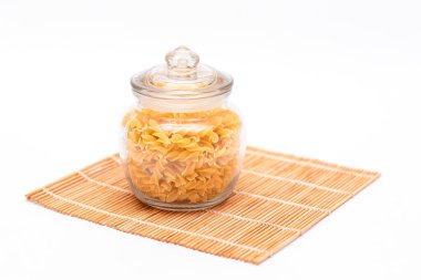 Cam kavanozda pişmemiş Fusilli Makarna