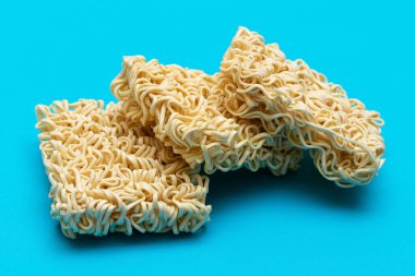 Mavi Arkaplanda Pişmemiş Anında Erişte