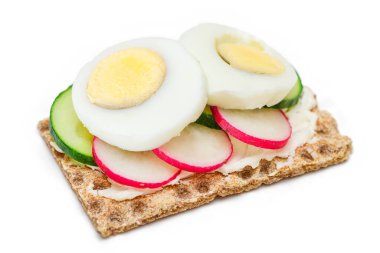 Taze salatalık, yumurta, krem peynir ve turplu tam tahıllı gevrek.