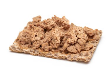 Beyaz üzerine tavuk ezmeli çıtır sandviç.