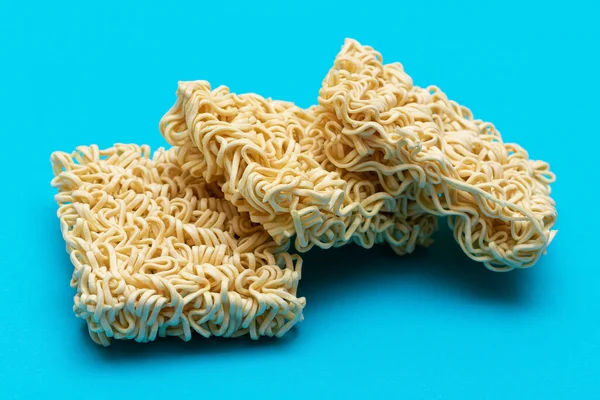 Mavi Arkaplanda Pişmemiş Anında Erişte