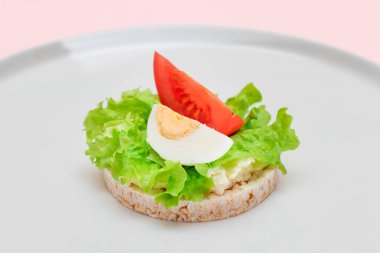 Domates, Marul ve Yumurtalı Pirinçli Sandviç.