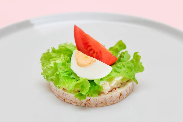 Reiskuchen-Sandwich mit Tomaten, Salat und Ei — Stockfoto