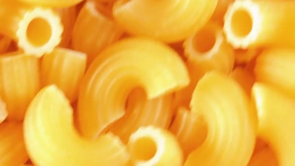 Pâtes de mousseline Rigati non cuites, macaronis secs éparpillés - Arrière-plan rotatif — Video