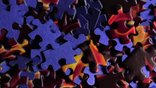 Close-up van gekleurde puzzelstukjes die langzaam tegen de klok in draaien — Stockvideo