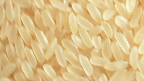 Předvařená dlouhozrnná předpařená rýže, rotující pozadí - pohled shora — Stock video
