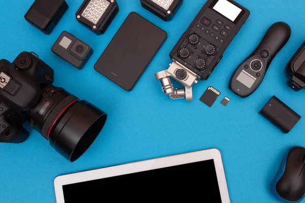 Mavi Masa Üzerinde Dijital Aletleri Olan Çalışma Yeri