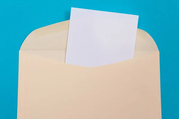 中の紙の空白の白いシートとベージュの封筒 — ストック写真